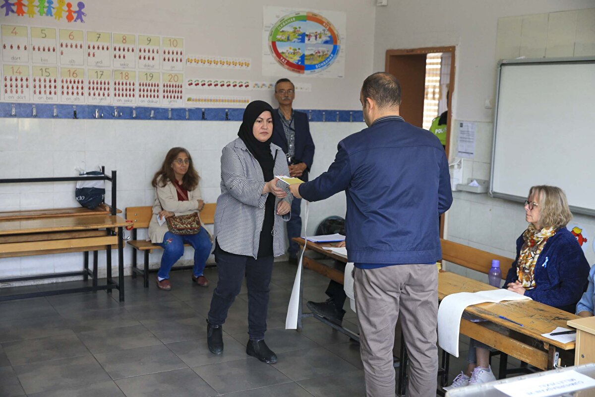 Oy verme yerleri<br><br>Kapalı oy verme yerleri, oyların gizliliğini ve seçmenlerin oylarını tam bir serbestlik içinde vermelerini sağlayacak, dışarıdan içerisinin gözetlenmesine imkan bırakmayacak şekilde olacak.