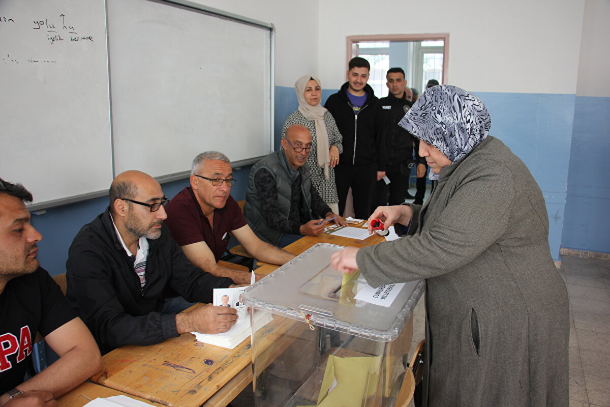 Depremden etkilenen seçmenler, adres kaydını nereye aldırırsa orada oy kullanacak, oylar o seçim çevresi için sayılacak. Deprem bölgesinden yaklaşık 133 bin seçmen diğer illere kayıtlarını aldırdı.<br>