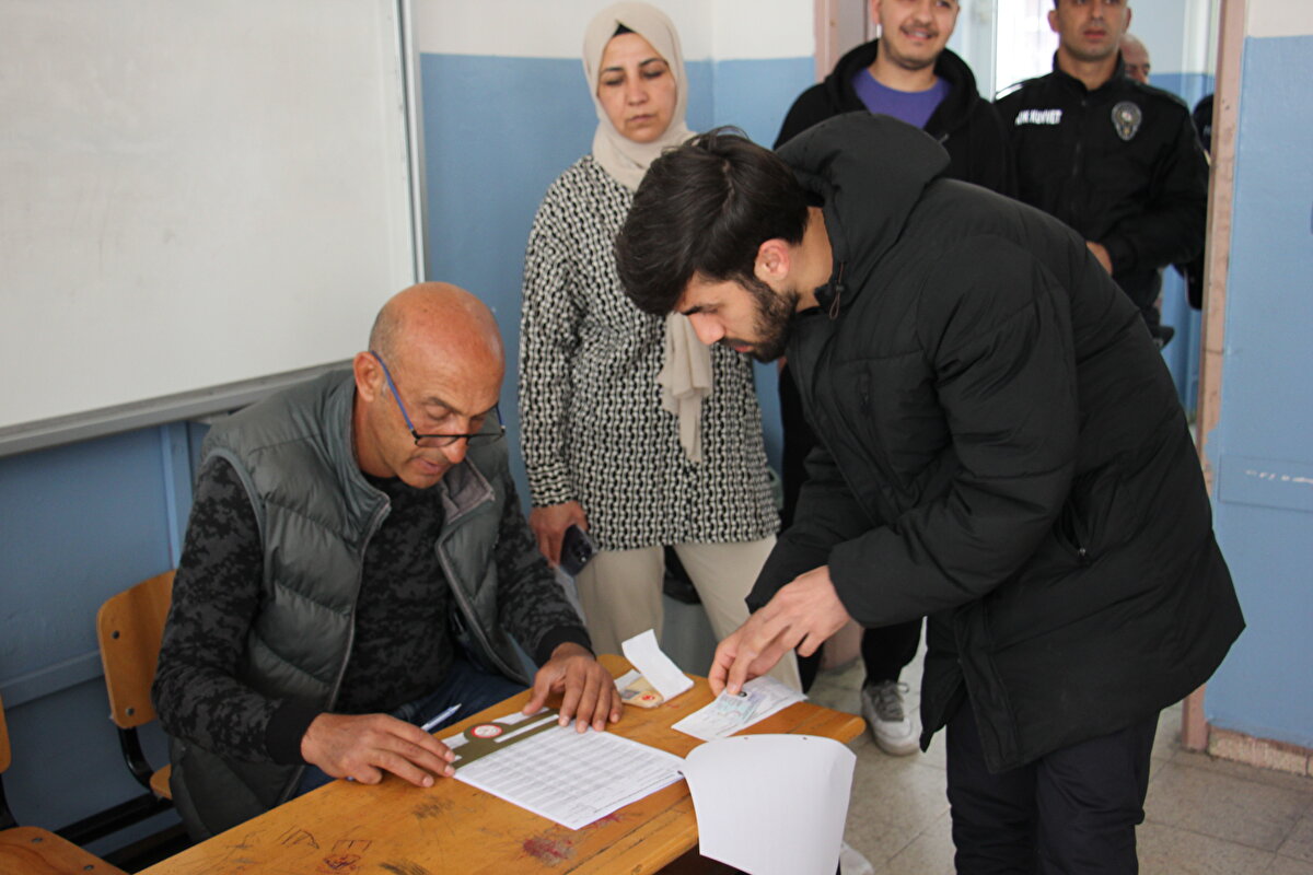 Deprem bölgesinde seçim<br><br>YSK, 6 Şubat'ta yaşanan Kahramanmaraş merkezli 11 ili etkileyen depremler nedeniyle çeşitli önlemler aldı. Depremden etkilenen illerdeki eksiklikleri tespit eden YSK, çalışmalar sonucu illerde kurulan konteynerlerde seçimin sağlıklı yürütülmesi için hazırlıklarını yaptı.