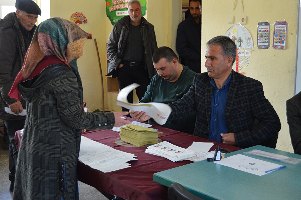 Yurt içinde 60 milyon 697 bin 843 seçmenin oy kullanacağı seçim için oy verme işlemleri, Türkiye genelinde saat 17.00'de sona erecek.