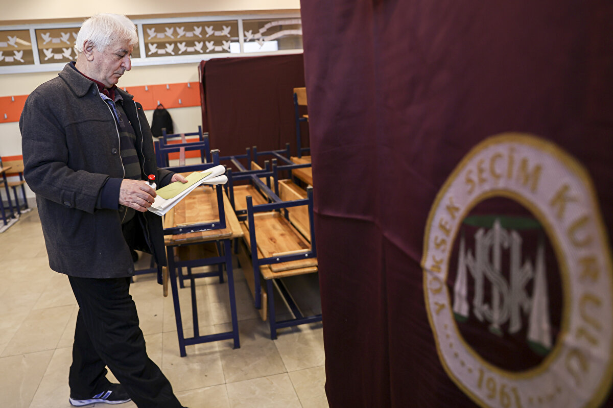 Seçmenin nerede oy kullanacağını gösteren seçmen bilgi kağıdının getirilmesi zorunlu olmayacak. Seçmen bilgi kağıdı kendisine ulaşmayanlar, nerede, hangi sandıkta oy kullanacağını Yüksek Seçim Kurulunun (YSK) internet sitesinden öğrenebilecek. Seçimin ikinci tura kalması halinde seçmen bilgi kağıdı yeniden gerekli olmayacak.<br>