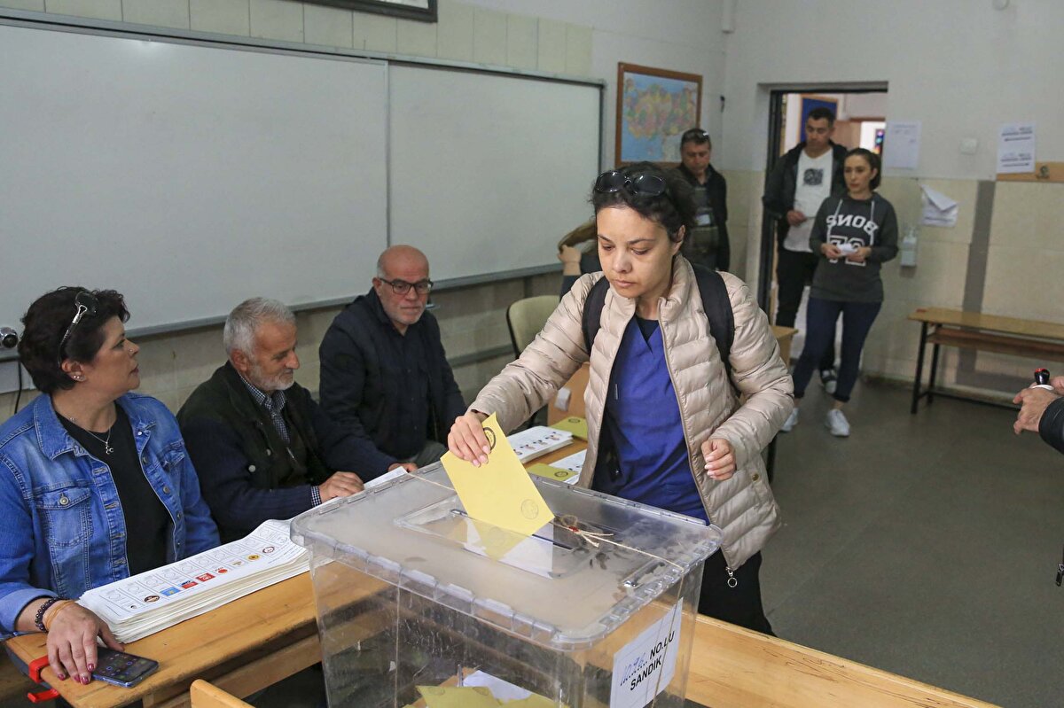 Sandık kurulu başkan ve üyeleri, göreve başlamadan önce ilk iş sandık başında bulunanlar önünde ant içecek ve sandığın boş olduğunu kontrol edecek.<br>
