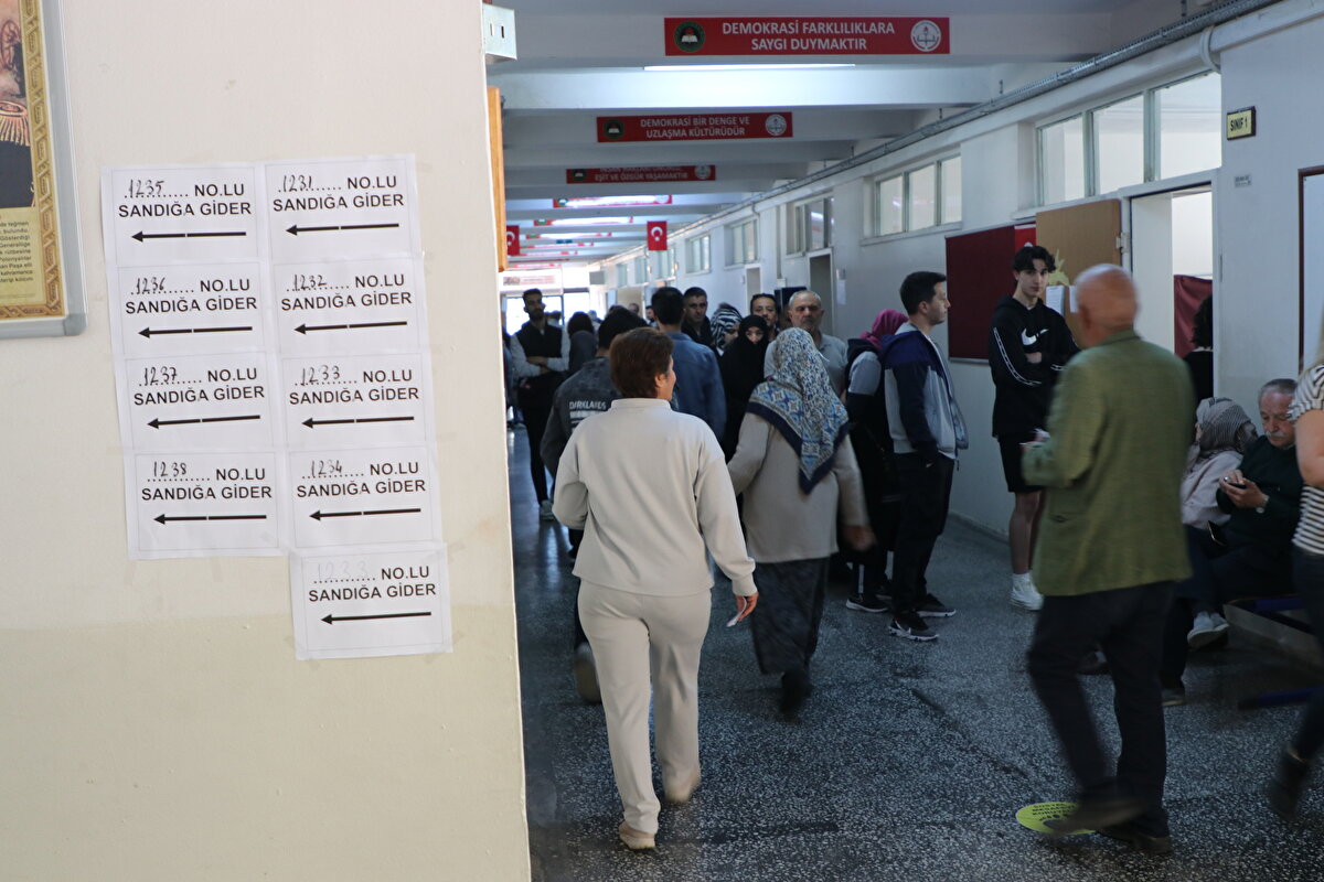 Hastalığı veya engeli sebebiyle yatağa bağımlı seçmenler için bu seçimde de seyyar sandıklar oluşturuldu. Bu seçmenler, seyyar sandıklarda oylarını kullanabilecek.<br>
