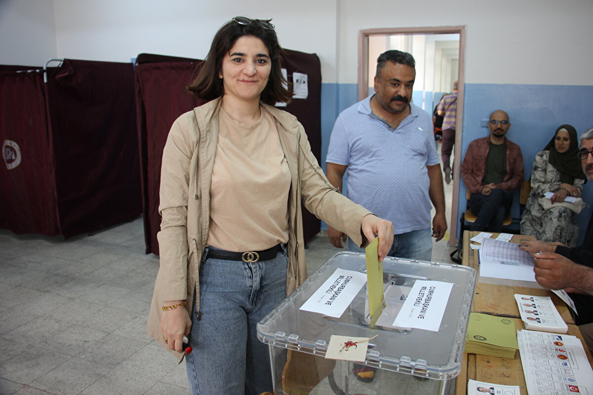 Bölgede, eskiden hangi okullara sandık kuruluyorsa aynı okullara yine sandık kurulacak. Okullar yıkılmış ya da hasar görmüş ise bahçesine veya yakın bir alana konteyner konarak oyların kullanılması sağlanacak.<br>