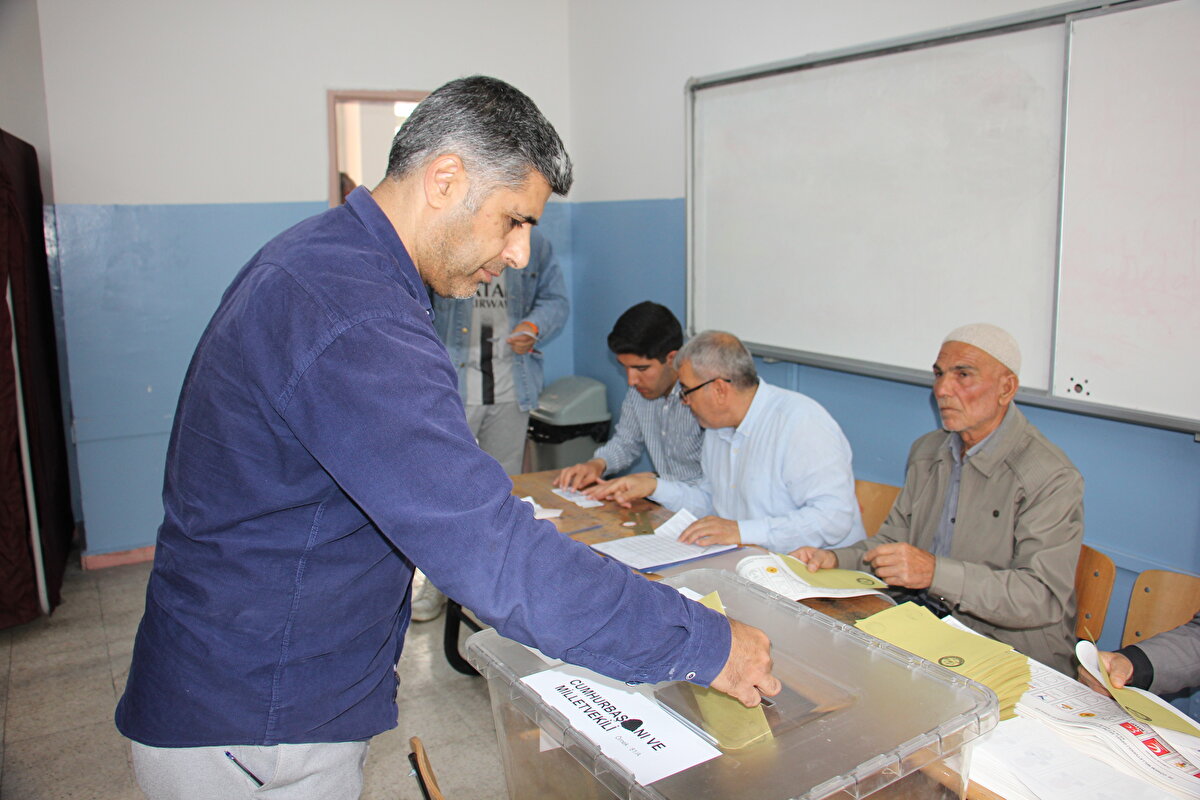 "Evet" ya da "Tercih" mührü basılmayan, birden fazla ittifaka, aynı ittifakta yer almayan parti veya adaya mühür basılması halinde oylar geçersiz olacak.<br>