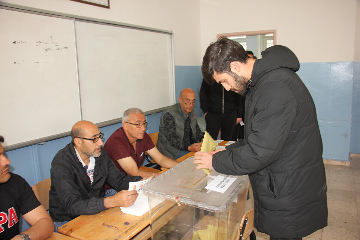 Seçim günü bütün yayınlar, saat 21.00'den sonra serbest olacak, ancak YSK tarafından gerek görülmesi halinde saat 21.00'den önce de yayınların serbest bırakılmasına karar verilebilecek.<br>