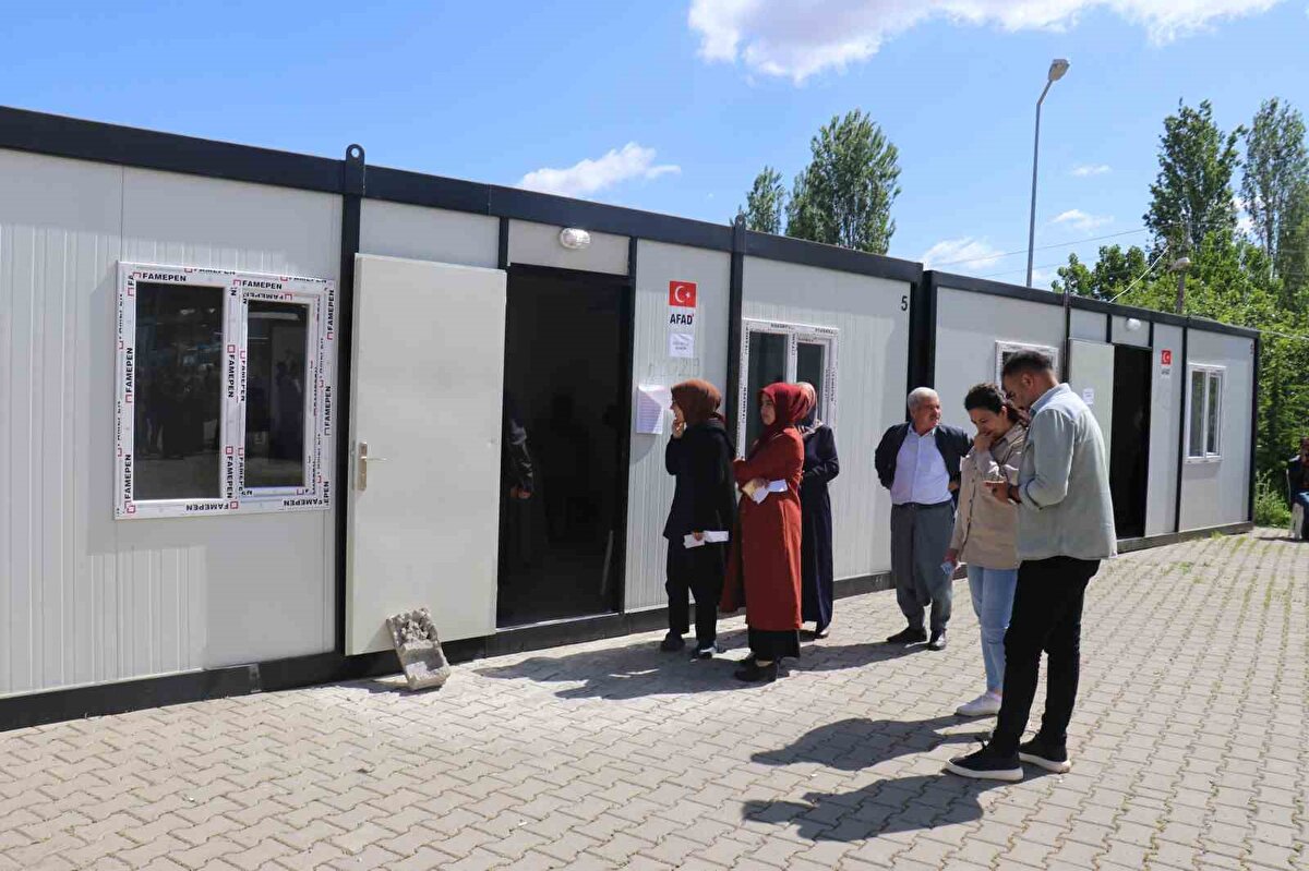 DİYARBAKIR:<br><br>Recep Tayyip Erdoğan: %27,19<br><br>Kemal Kılıçdaroğlu: %71,14<br><br>Sinan Oğan: %1,26<br><br>Cumhur İttifakı: %25,99<br><br>Millet İttifakı: %9,65<br><br>Ata İttifakı: %0,00<br><br>Emek ve Özgürlük İttifakı: %61,90<br><br>Sosyalist Güç Birliği İttifakı: %0,66