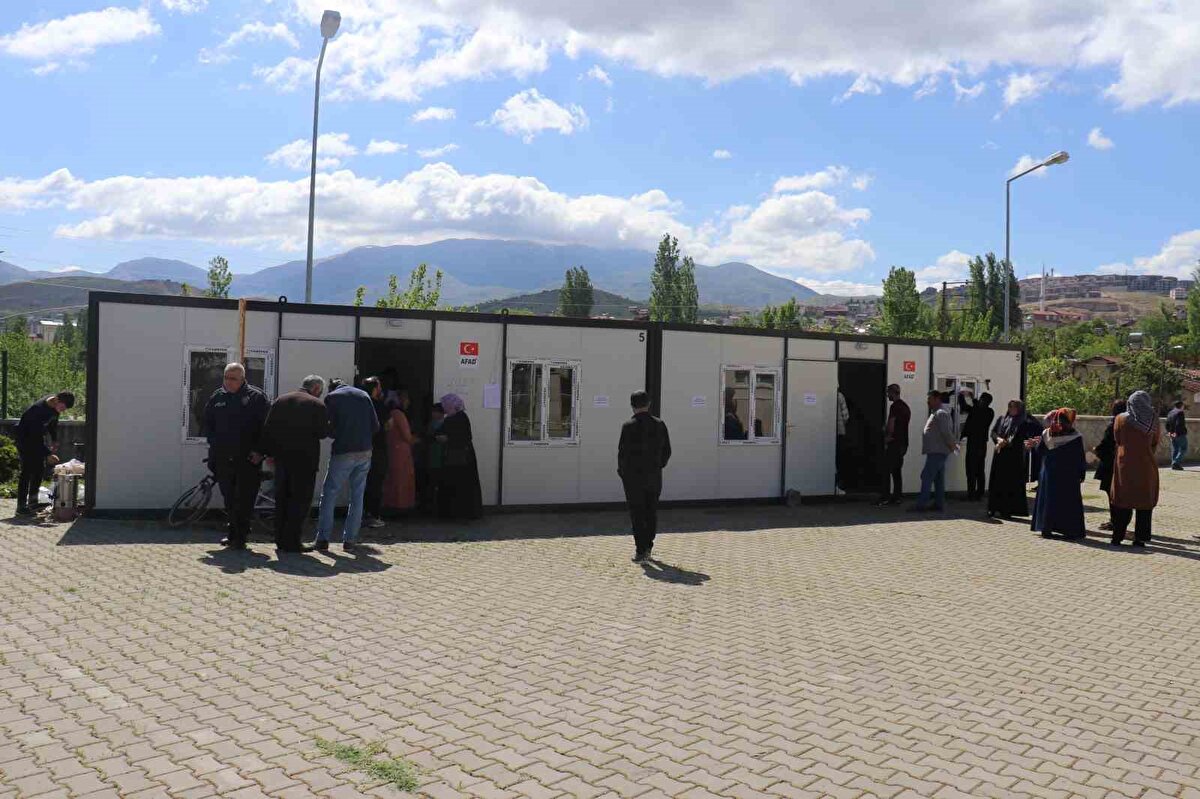 ELAZIĞ:<br><br>Recep Tayyip Erdoğan: %67,37<br><br>Kemal Kılıçdaroğlu: %28,02<br><br>Sinan Oğan: %4,31<br><br>Cumhur İttifakı: %56,67<br><br>Millet İttifakı: %22,49<br><br>Ata İttifakı: %0,52<br><br>Emek ve Özgürlük İttifakı: %6,65<br><br>Sosyalist Güç Birliği İttifakı: %0,18