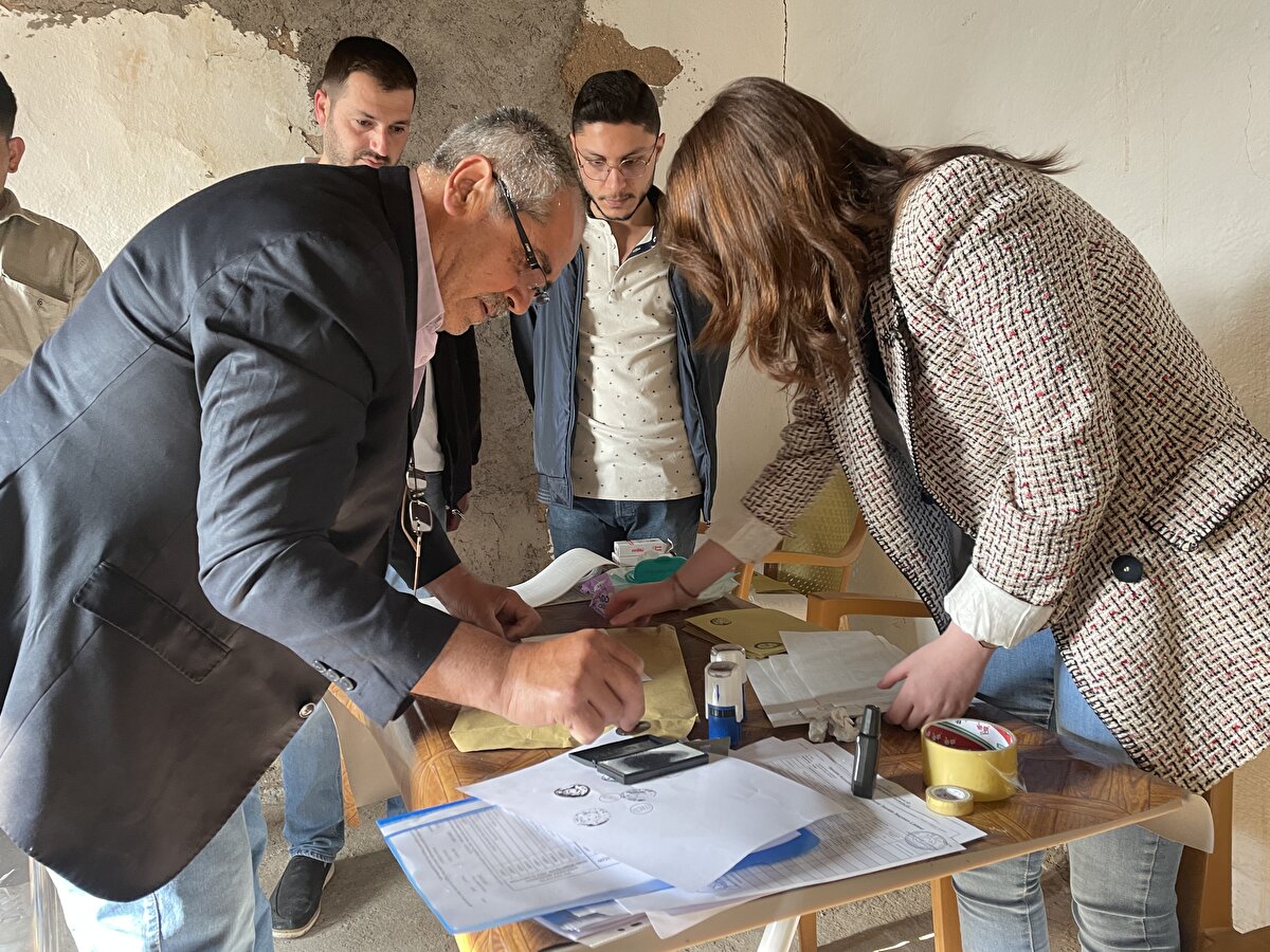 Sandık kurulunun hazırlıkları tamamlamasının ardından köy camisinin kullanılmayan lojman binasına gelen köy sakinleri, 1046 numaralı sandıkta oylarını kullanıyor.<br>