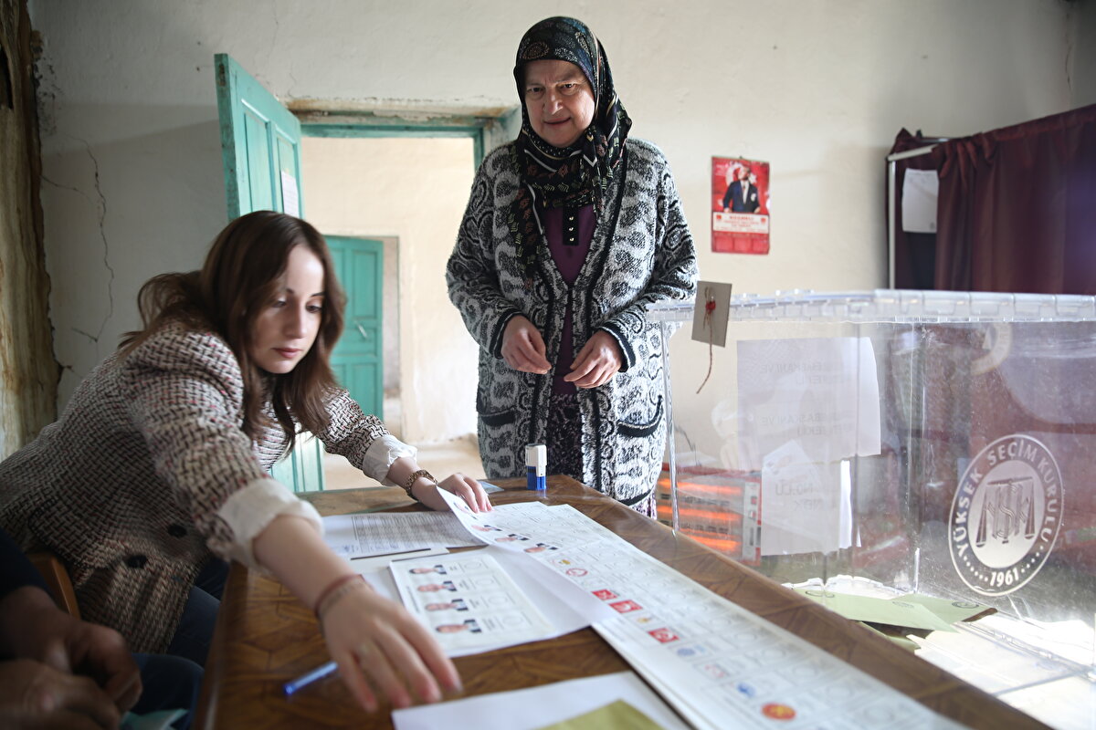 Ülke genelinde sandıkların açılmasıyla sonucu en kısa sürede belli olacak köylerden olduklarını dile getiren Yağmuroğlu, "Köyün nüfusu 10 kişi. Gençler burada kalmıyor, şehirlerde yaşıyor. Yaşlı kesim ise köyde çiftçilikle geçimini sağlıyor" dedi.<br>