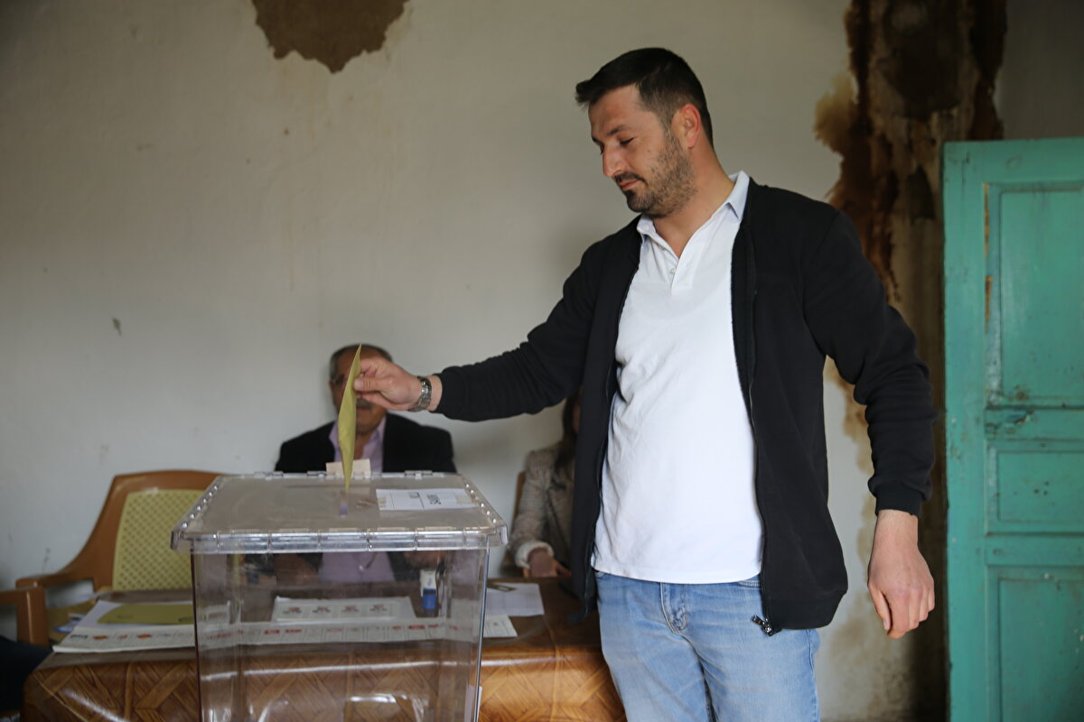 Köy muhtarı Musa Yağmuroğlu, AA muhabirine, köyde yaşayanların tamamının seçmen olduğunu söyledi.<br>