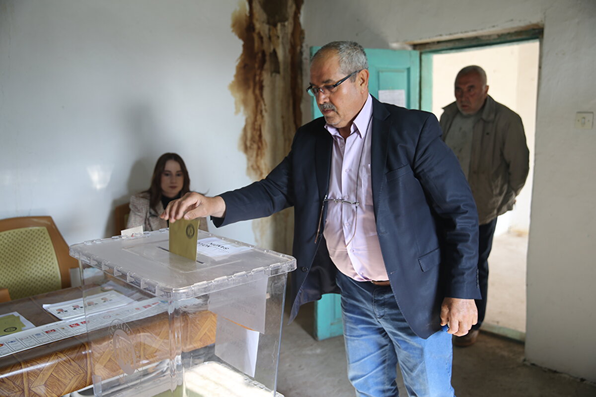 Köy sakinlerinden Hakan Yağmur da oyunu kullanmak için erken vakitte sandığa geldiğini belirterek, "Bu seçimlerin vatana millete hayırlı olmasını diliyorum. Oyumuzu attıktan sonra bahçeye gidip ilaçlama yapacağım" diye konuştu.<br>