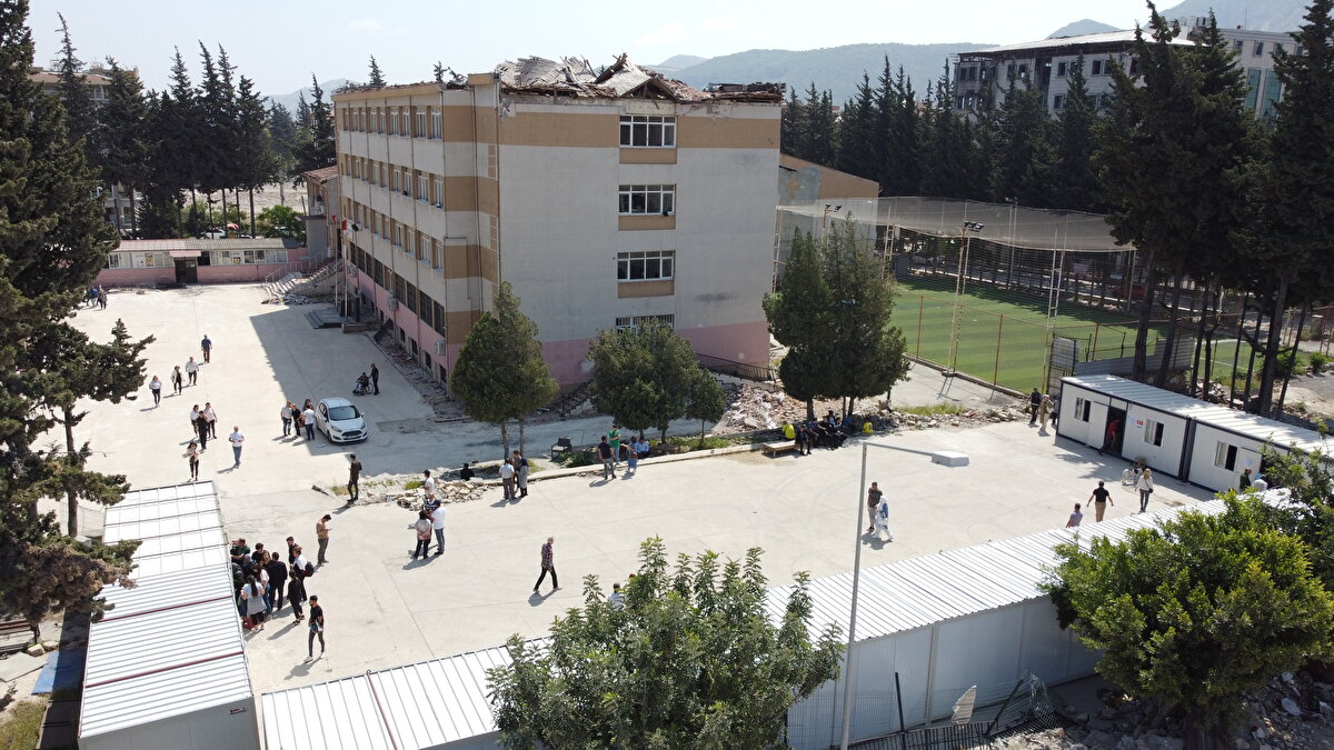 Şanlıurfa, Hatay, Osmaniye, Adana ve Kilis'te de vatandaşlar sabahın erken saatinden itibaren sandık başına gitti.