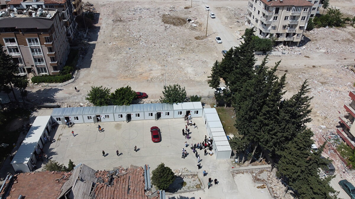 Bölgedeki seçim konteynerlerinin olduğu alanlarda vatandaşların oy tercihi için yoğunluğa neden olduğu gözlendi.<br><br>