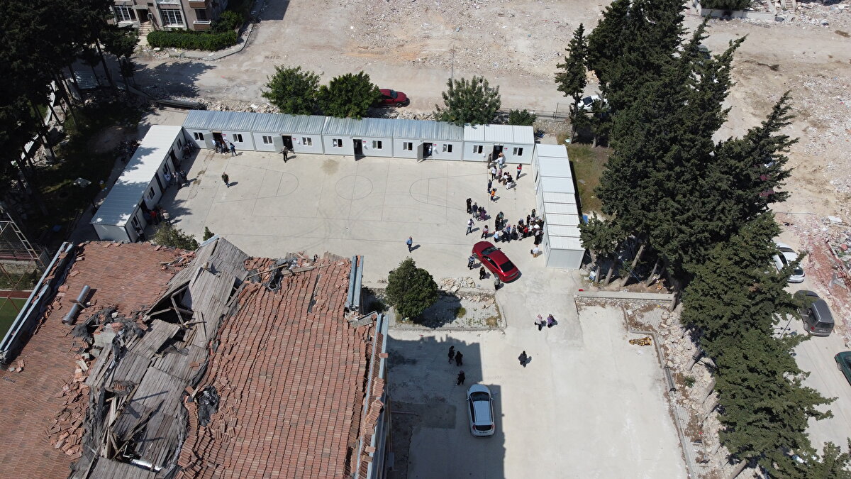 Gaziantep'te kent merkezinde ise vatandaşlar, okullarda tercihini yaptı. Depremlerden yoğun şekilde etkilenen İslahiye ve Nurdağı ilçesinde ise kurulan seçim konteynerleri vatandaşların oy kullanma işleminde kullanıldı.<br><br>