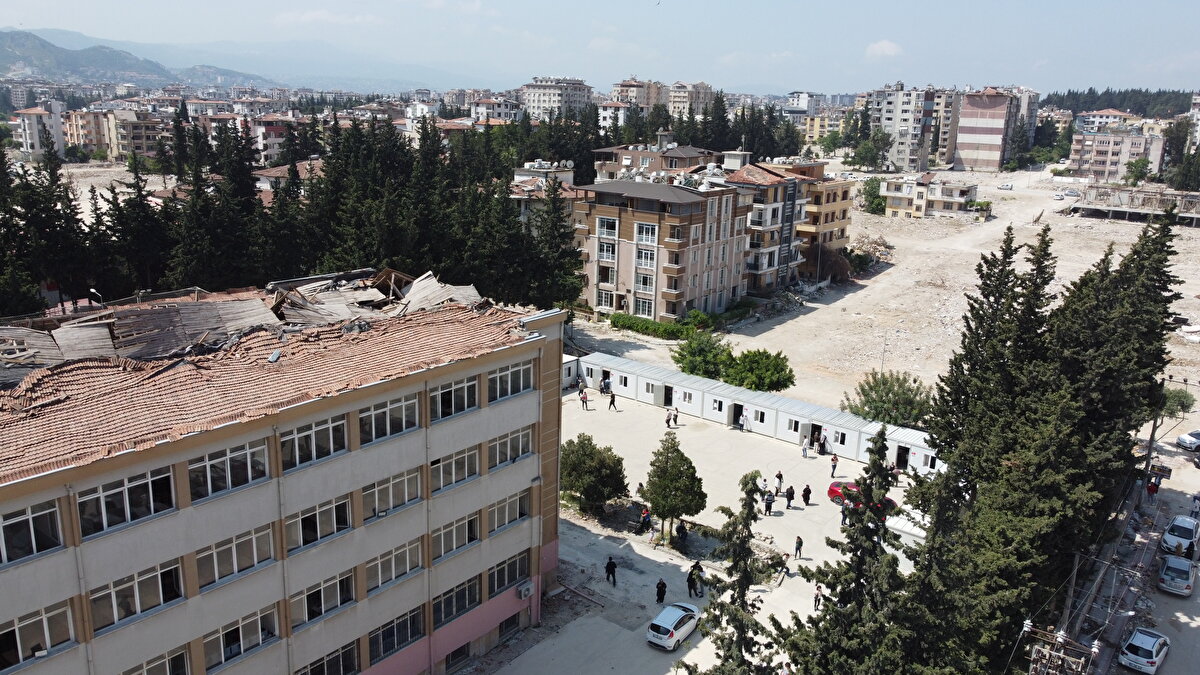 Malatya ve Adıyaman'da ise depremi hasarsız atlatan okulların yanı sıra hasarlı okulların bulunduğu mahallelerle konteyner kentlere kurulan seçim konteynerlerinde demokrasi şöleni yaşandı.<br><br>