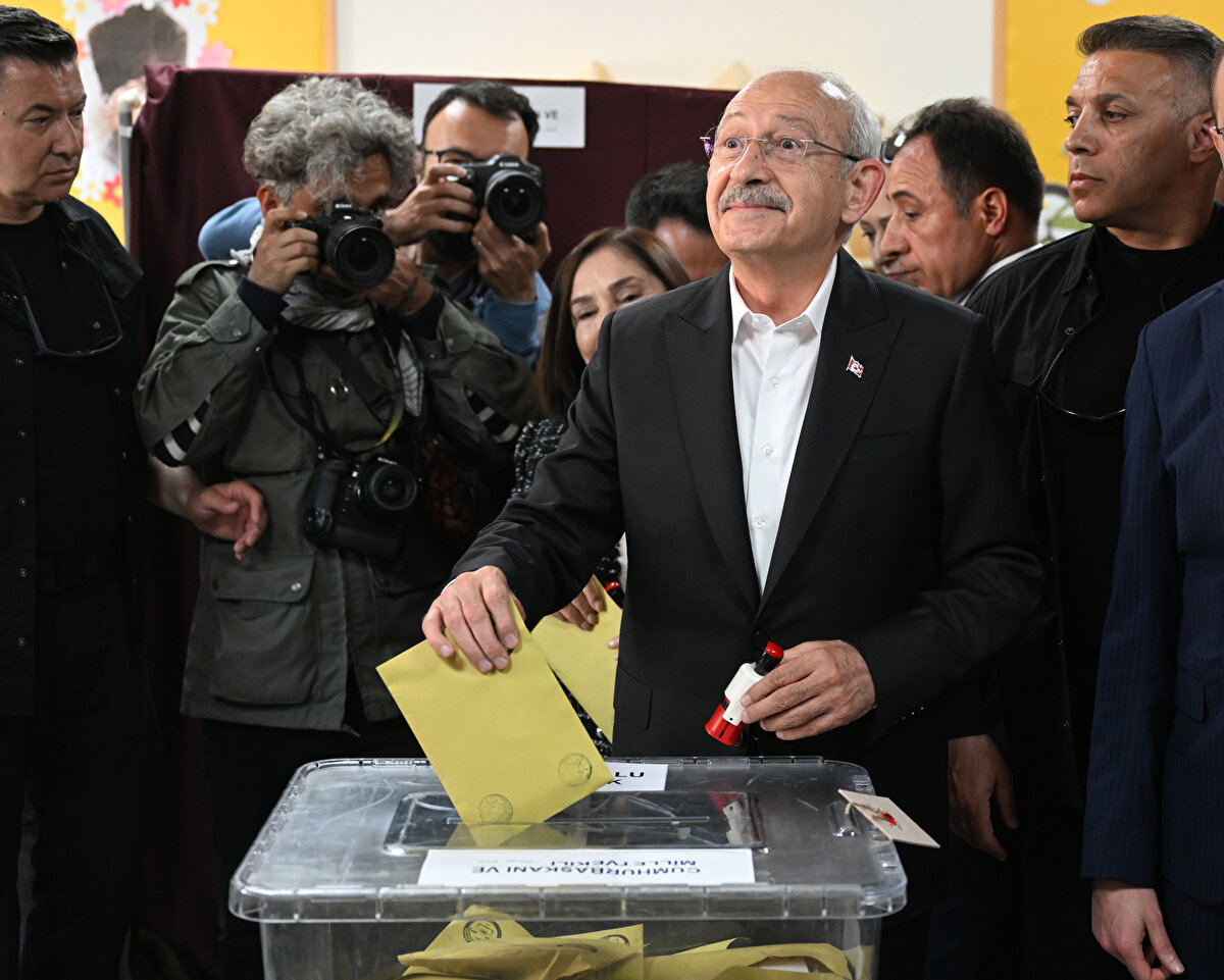 CHP Genel Başkanı ve Millet İttifakı cumhurbaşkanı adayı Kemal Kılıçdaroğlu, Ankara'da Arjantin İlkokulu'nda oy kullandı.<br><br>Kılıçdaroğlu, "Sandığa giden bütün yurttaşlarıma teşekkür ederim. Birlikte olmayı ve demokrasiyi çok özlemişiz. İnşallah bu ülkeye baharlar gelecek." dedi.