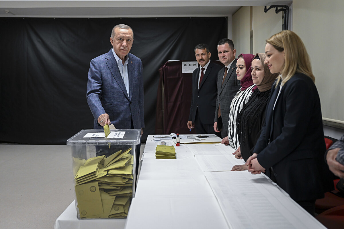 Cumhurbaşkanı ve Cumhur İttifakı'nın Cumhurbaşkanı adayı Recep Tayyip Erdoğan, İstanbul'da oyunu kullandı.<br><br>Erdoğan, "Olaysız, herhangi bir sıkıntı yaşanmadan süreç devam ediyor. En önemlisi deprem bölgesindeki oyların kullanımıydı. Orada da vatandaşlarımız oylarını kullanıyor. Seçmenlerimizin endişeye kapılmadan oylarını kullanmaları ve Türk demokrasinin gücünü göstermesi için çok önemli." açıklamasında bulundu.