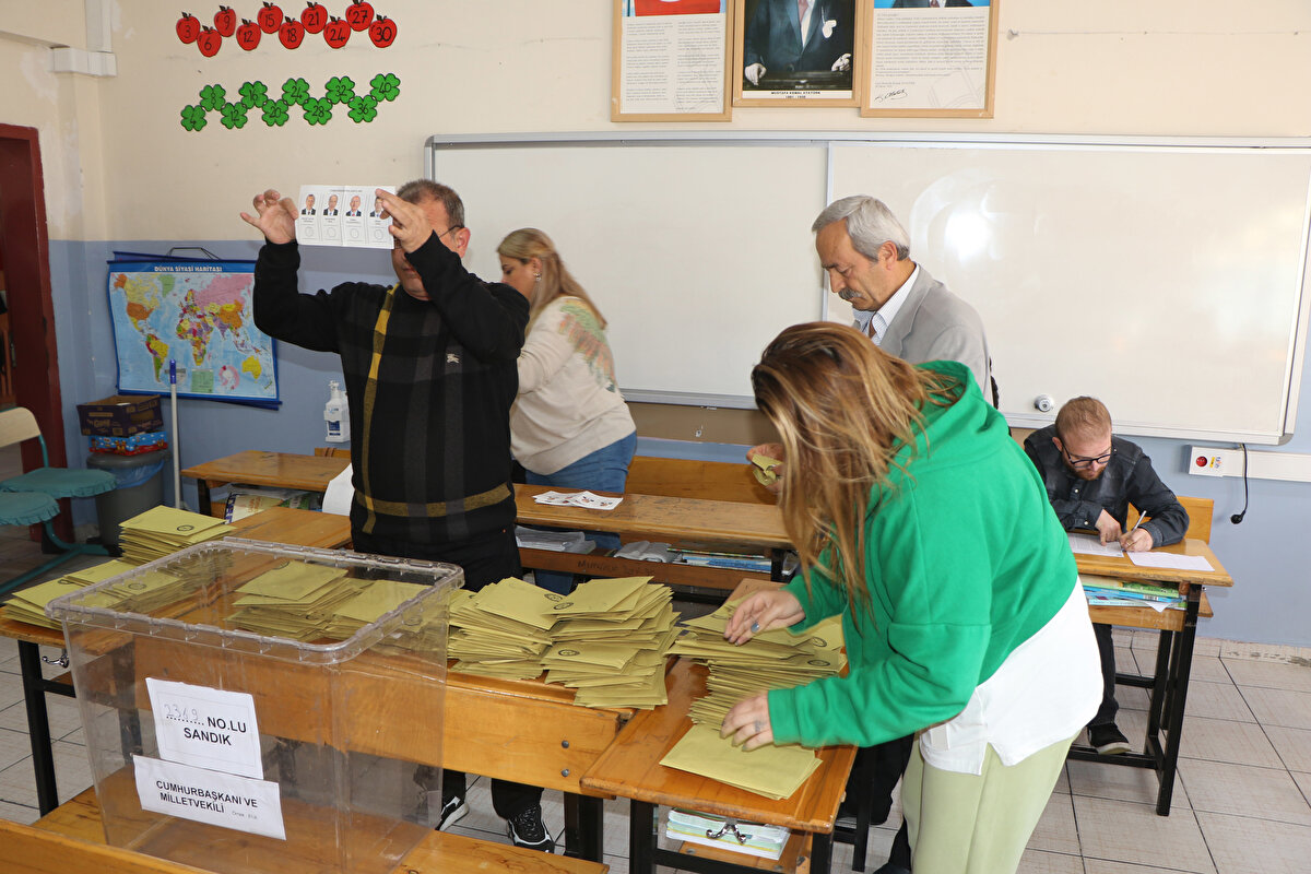 Hemşehrileri Erdoğan`ı bu seçimde de yalnız bırakmadı. Cumhurbaşkanı Erdoğan, yüzde 72,79 ile Rize`den bir kez daha rekor oy topladı.<br>