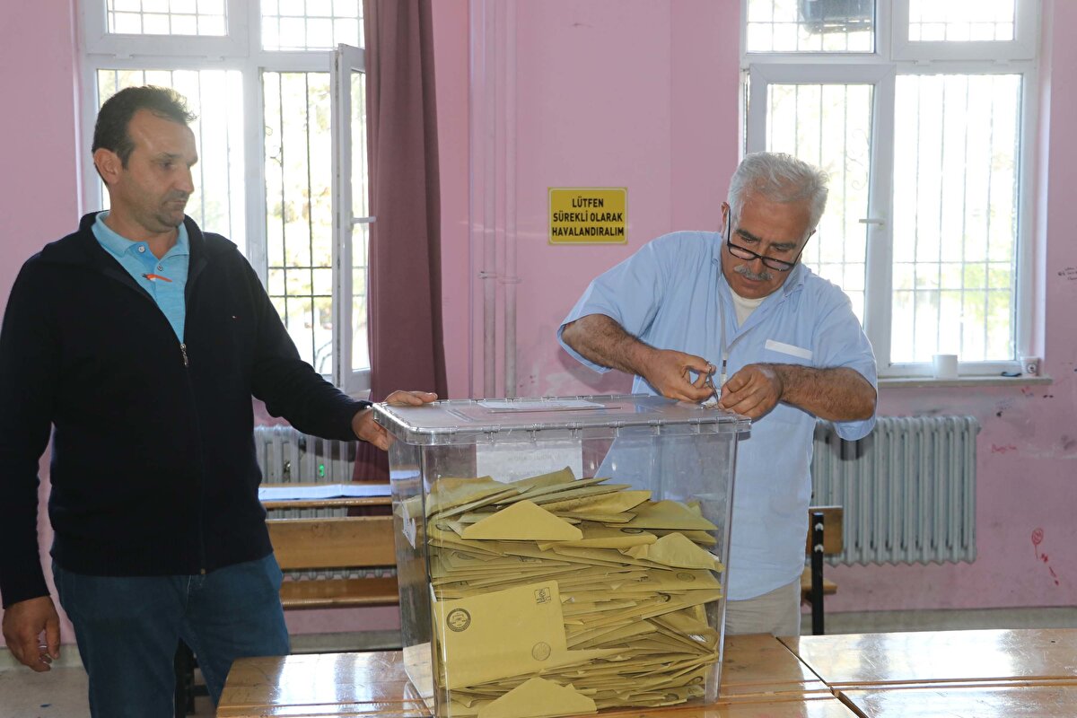Cumhurbaşkanı Recep Tayyip Erdoğan, adaylar arasında en fazla oyu alarak yarışı önde bitirdi.