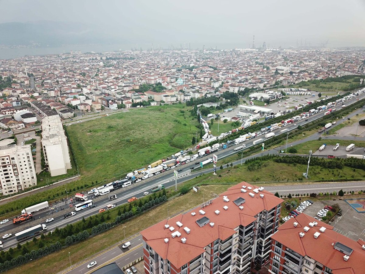 Kaza nedeniyle TEM Otoyolu’nun Ankara yönünde kilometrelerce araç kuyruğu oluşurken, ekiplerin kamyonu kaldırma çalışması devam ediyor.<br><br>