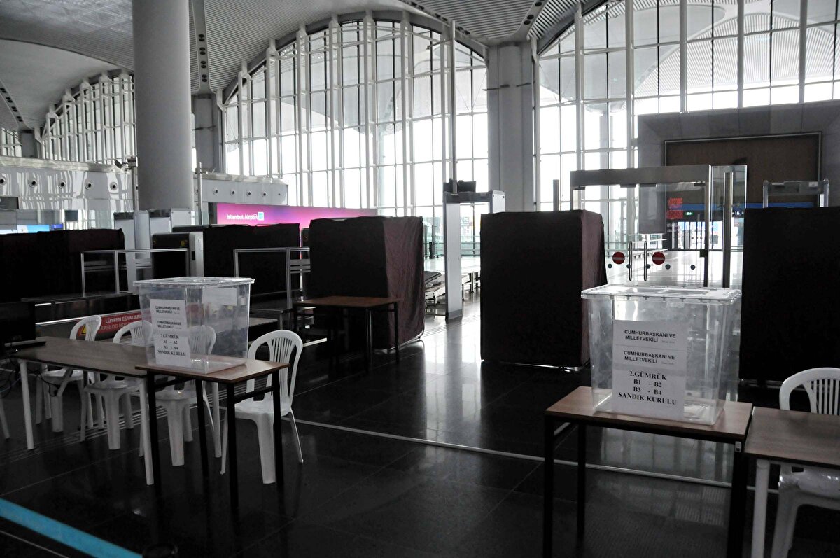 Yurt dışı kayıtlı seçmenler, İstanbul Havalimanı'nda 6'sı geliş, 6'sı gidiş katı olmak üzere toplam 12 sandıkta oy kullanabilecek.<br><br>