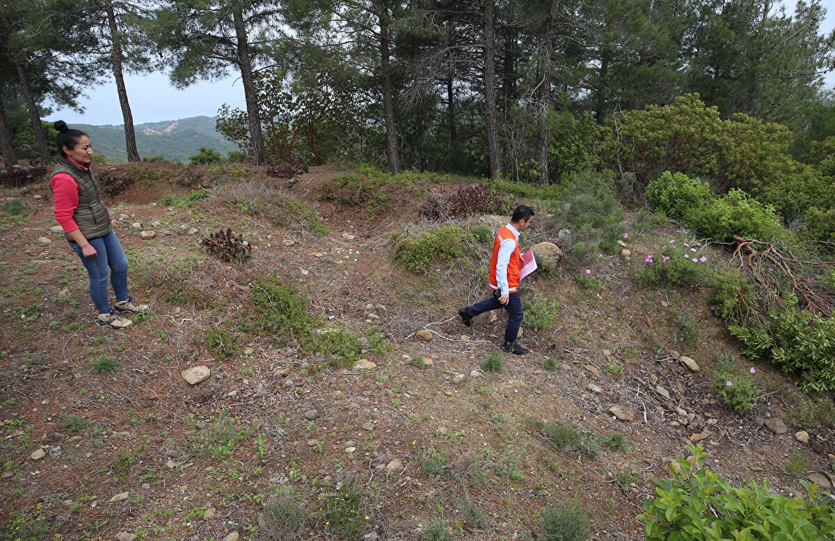 Bu kapsamda, Conkbayırı mevkisinde Çanakkale Onsekiz Mart Üniversitesinden akademisyenlerle 28. Alay'a ait şehitliğin yerinin belirlendiğini belirten Kaşdemir, diri örtü temizliğine başlanan alanın, jeo radar sistemiyle taranacağını dile getirdi.<br>