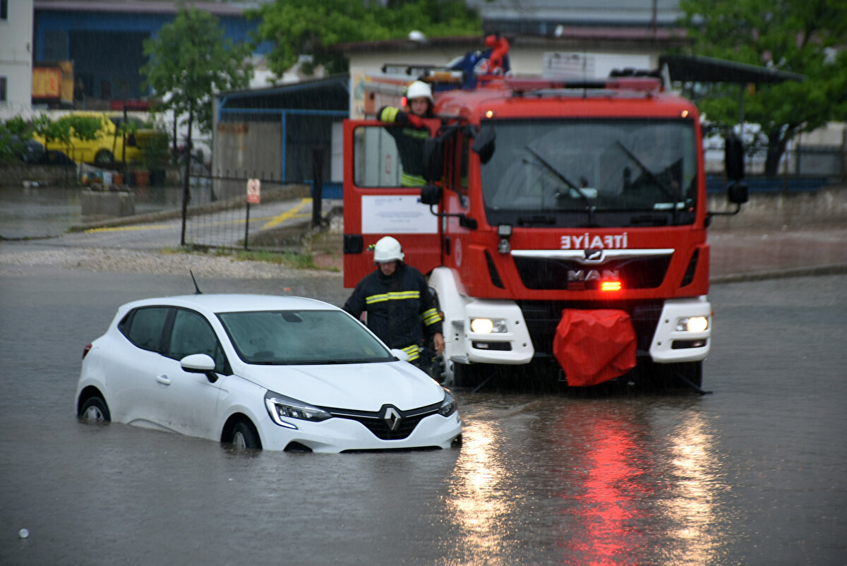 Babademirtaş Mahallesi'nde bir araç ise suyla kaplanan yolda mahsur kaldı. Aracın sürücüsü de çıkamayınca durumu itfaiye ve polis ekiplerine haber verdi. 