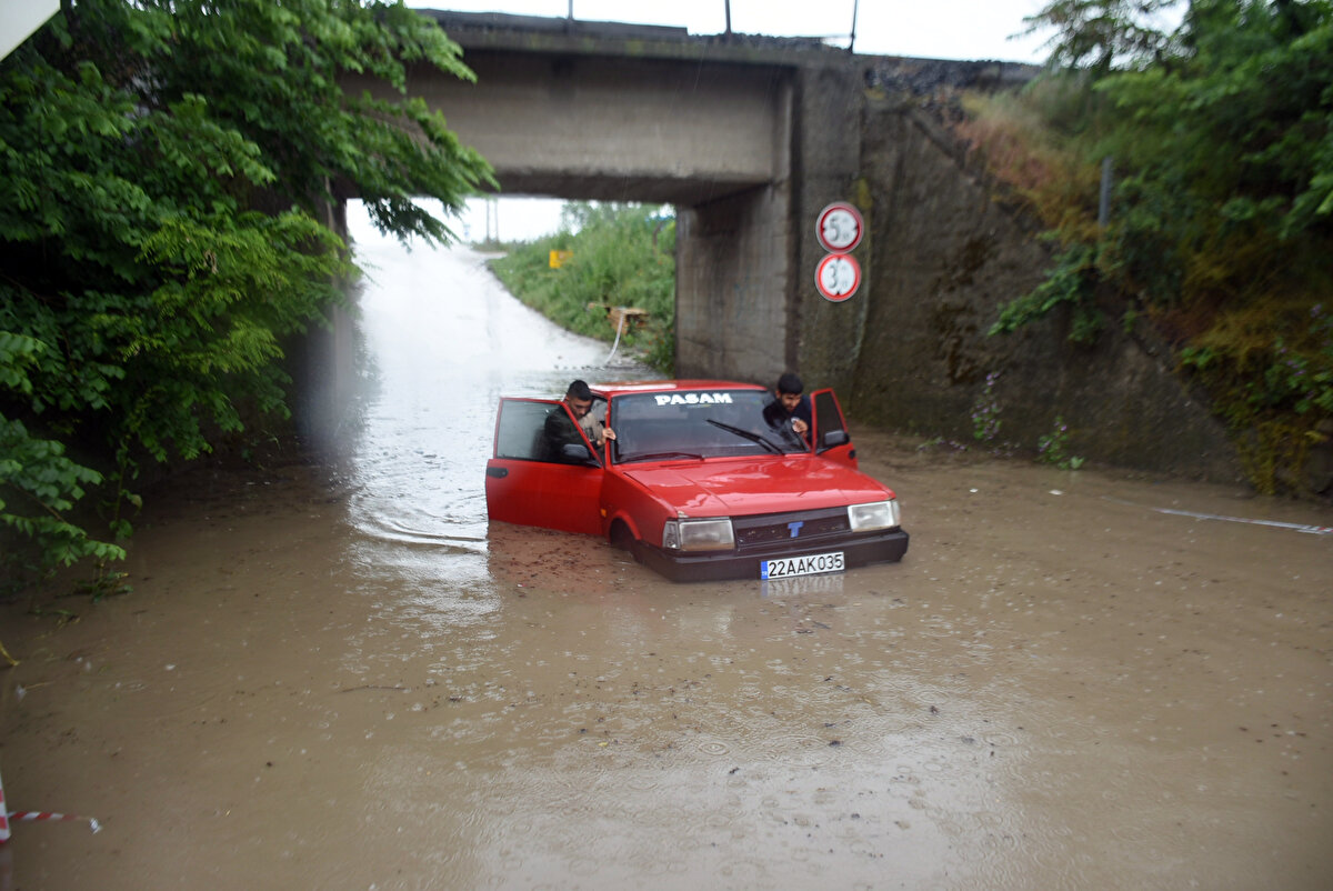 Yoğun yağış nedeniyle kentte bazı evleri de su bastı. Çavuşbey Mahallesi'ndeki evinin girişi suyla dolan Zeynep Güneş, "Yağmurdan dolayı evimizin girişini su bastı. Ne yazık ki her yağmurda bu şekilde oluyor ama biz artık çok yorulduk. Sürekli belediyeyi arıyoruz ve geleceğiz diyorlar. Az önce dördüncü kez aradım ne yazık ki gelmediler biz de kendimiz boşalttık" dedi. Meteoroloji Genel Müdürlüğü'nün tahminlerine göre yağışlı havanın Edirne'de hafta boyu sürmesi bekleniyor.