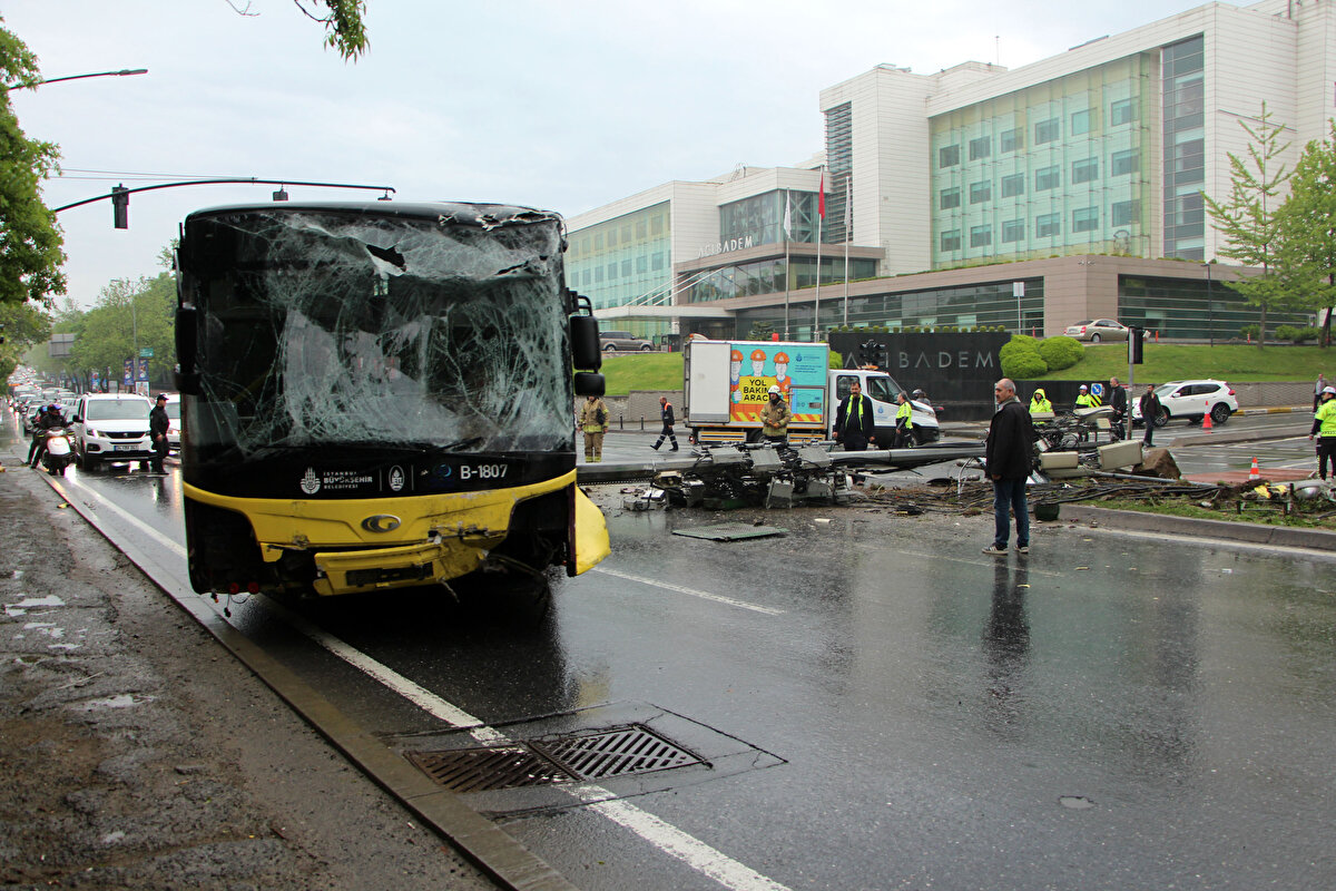 Otobüs şoförü Nebi Altun " İşe gidiyordum. Otomobil sürücüsü önümde gidiyordu. Sarı ışık yandı. Geçer diye tahmin ettim. Geçmedi. Durdu. Ben de vurmamak için sola kırdım. Direğe vurdum. Dönerken otomobile çarptım. Otobüs boştu. Yeni işe gidiyordum" dedi.