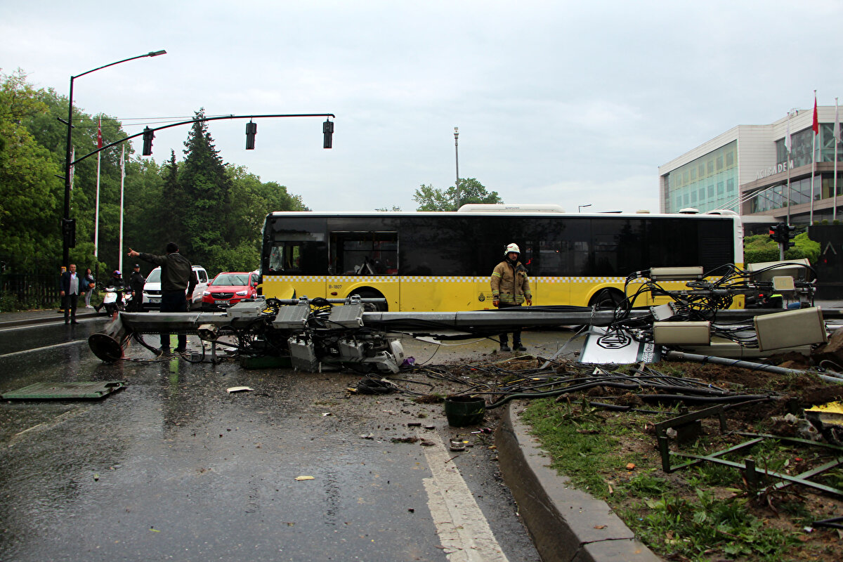 Otomobil sürücüsü Cahit Alav "Beşiktaş'tan Sarıyer'e doğru gidiyordum. Kırmızı ışık yandı. Kırmızı ışıkta durdum. Baktım otobüs kızaklayarak geliyor. Geldiği gibi kaçmaya çalıştım. Otobüs direğe vurdu sonra da benim otomobile arkadan vurdu. Yağmur nedeniyle kaydı" diye konuştu. Kaza nedeniyle trafikte yoğunluk oluştu. Devrilen direk itfaiye ve trafik polislerinin çalışmaları sonucu yoldan kaldırıldı. Kaza yapan otobüsün çekilmesiyle yol yeniden trafiğe açıldı.