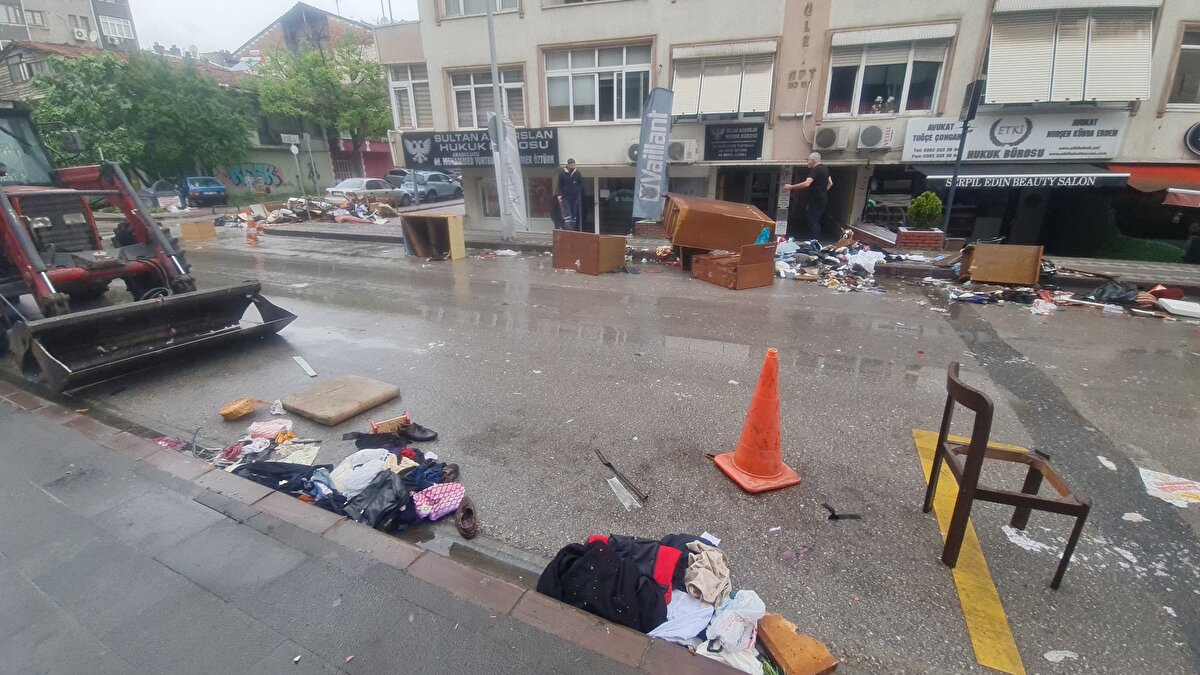 Temizlik personelleri çoğunluğu ev eşyası, kıyafet ve kişisel malzemelerden oluşan yaklaşık 4 kamyonet eşyayı alıp, götürdü.