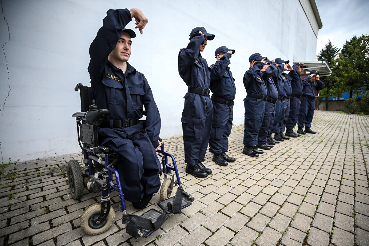 Terhis belgelerini alan engelliler, bir günlüğüne asker olmanın sevincini yaşadı, törene katılan aileler de duygulandı.<br>