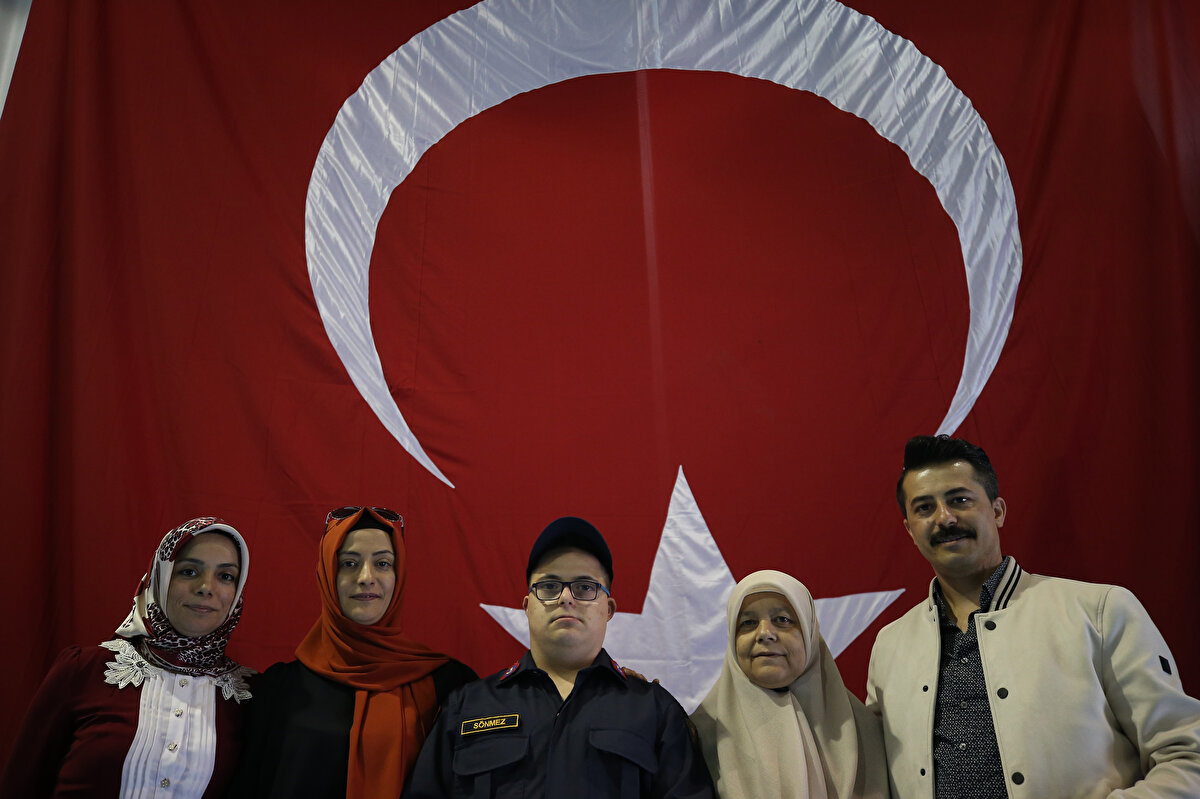 Köse, engelli vatandaşlara bir gün süreyle askerlik yaptırma faaliyetinin 2002 yılından beri 10-16 Mayıs Engelliler Haftası dolayısıyla yapıldığını vurgulayarak, şunları söyledi:<br><br>"Bu kapsamda sizleri kışlamızda görmenin mutluluğu içindeyiz. Sevgili Mehmetçikler, sizler burada hep özlemini duyduğunuz askerlik hizmetini bir günlük de olsa yerine getirerek ve şanlı bayrağımıza el basarak, bizlerin huzurunda kutsal askerlik görevini yerine getirmiş, güçlü sesinizle haykırmak suretiyle hiçbir engelin azminizi kırmayacağını herkese göstermiş oldunuz. 'Dünyanın hiçbir ordusunda yüreği seninki kadar temiz ve sağlam bir askere rastlanılmamıştır' sözleriyle Mustafa Kemal Atatürk, Türk milletinin askere olan tutkusunu ve bağlılığını göz önüne sermiştir. Eminim ki sizler de bu duygularla yetiştirildiniz. Değerli aileler, bugün askerlik hizmetini yerine getiren evlatlarınızın gözlerindeki parıltıyı büyük bir memnuniyetle gözlemliyor ve bunun haklı gururunu yaşıyorsunuz."