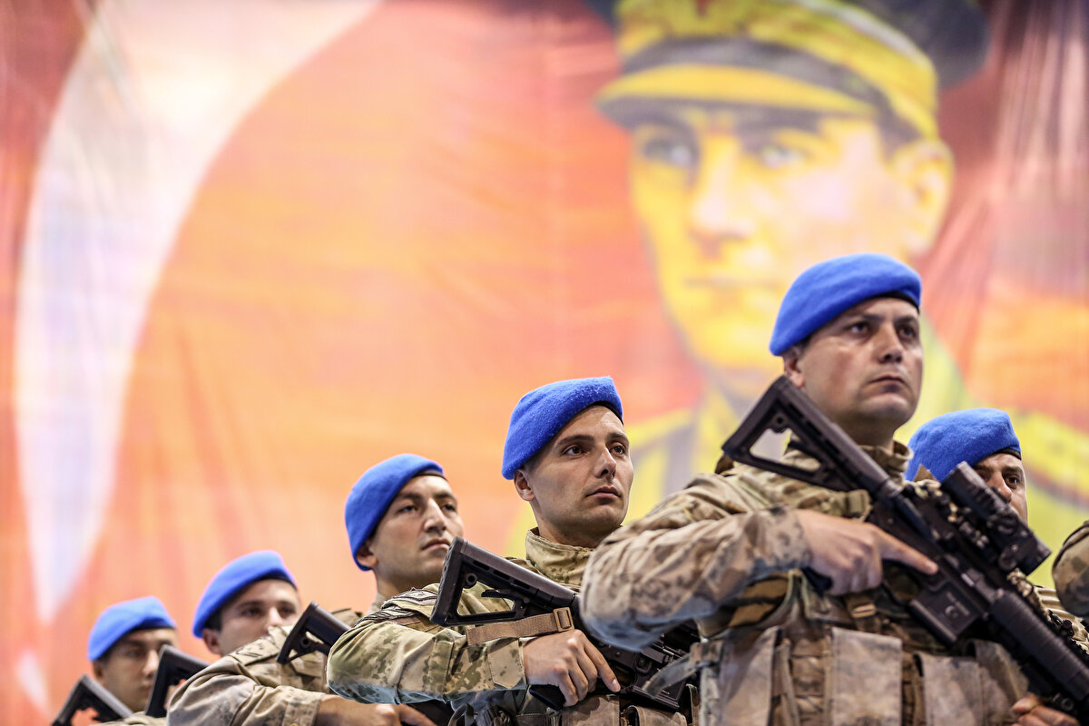 Komutanlığın spor salonunda hazırlıklarını tamamlayan engelliler, saygı duruşunda bulunulması ve İstiklal Marşı'nın okunmasının ardından ant içti.