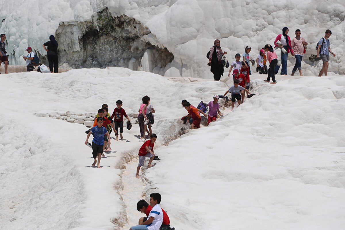 Herkesin stresini atması için böyle yerleri ziyaret etmesi lazım. Ücretsiz olması biz yerli turistler için önemli" dedi. İzmir'den gelen Nisa Ferman ise, "Pamukkale'ye ilk kez geldim. Daha önce fotoğraflarda görüyordum ancak fotoğraflardan daha güzel. Travertenler üzerinde yalın ayak yürümek önce garip geliyor ama alışıyorsunuz" diye konuştu.