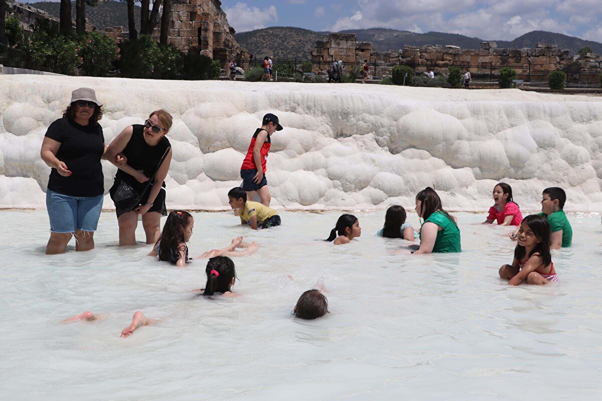 Balıkesir'den gelen ziyaretçilerden Tümay Bayram, "Pamukkale'ye ilk kez gelişim. Harika bir yer. Çok beğendim. Travertenler üzerinde yalın ayak yürümek çok keyifli. Pamukkale ücretsiz olunca gezmenin fırsatını bulduk" dedi.