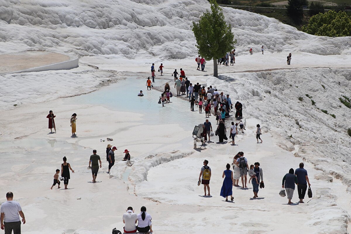 Denizli'de yaşamasına rağmen Pamukkale'ye ilk kez geldiğini belirten Satı Sevim, "Pamukkale harika bir yer. Bu milletin, bu güzellikleri görmesi gerek. 