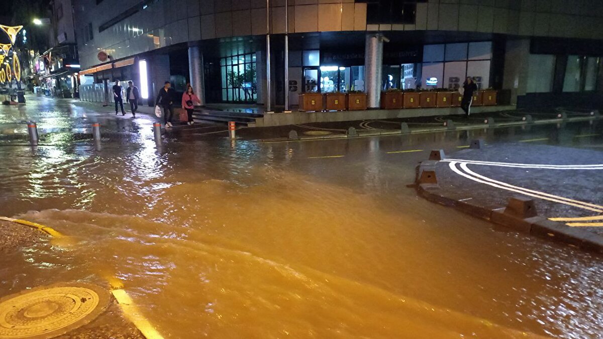 Metrekareye 50 kilogram yağış düşen bölgede bazı mahallelerde ev ve iş yerlerinin zemin ve bodrum katları sular altında kaldı.