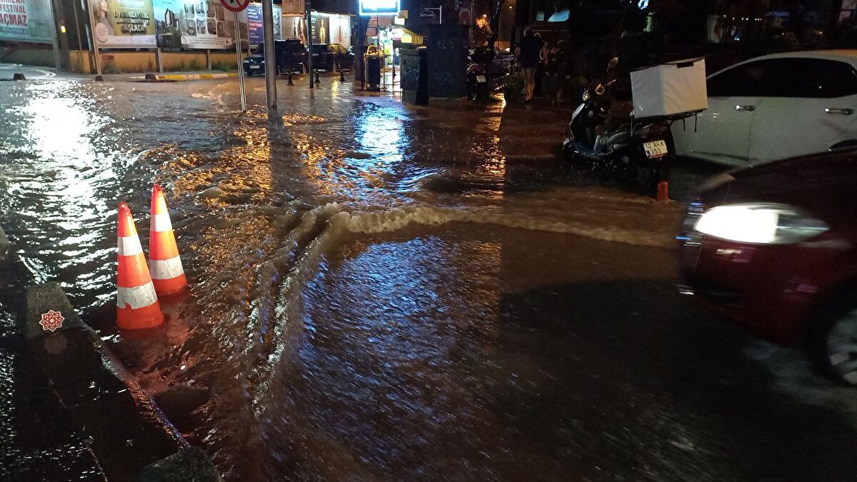 Balıkesir Büyükşehir Belediye Başkanı Yücel Yılmaz ve Altıeylül Belediye Başkanı Hasan Avcı, şiddetli yağıştan etkilenen bölgelerde incelemede bulundu.<br><br>