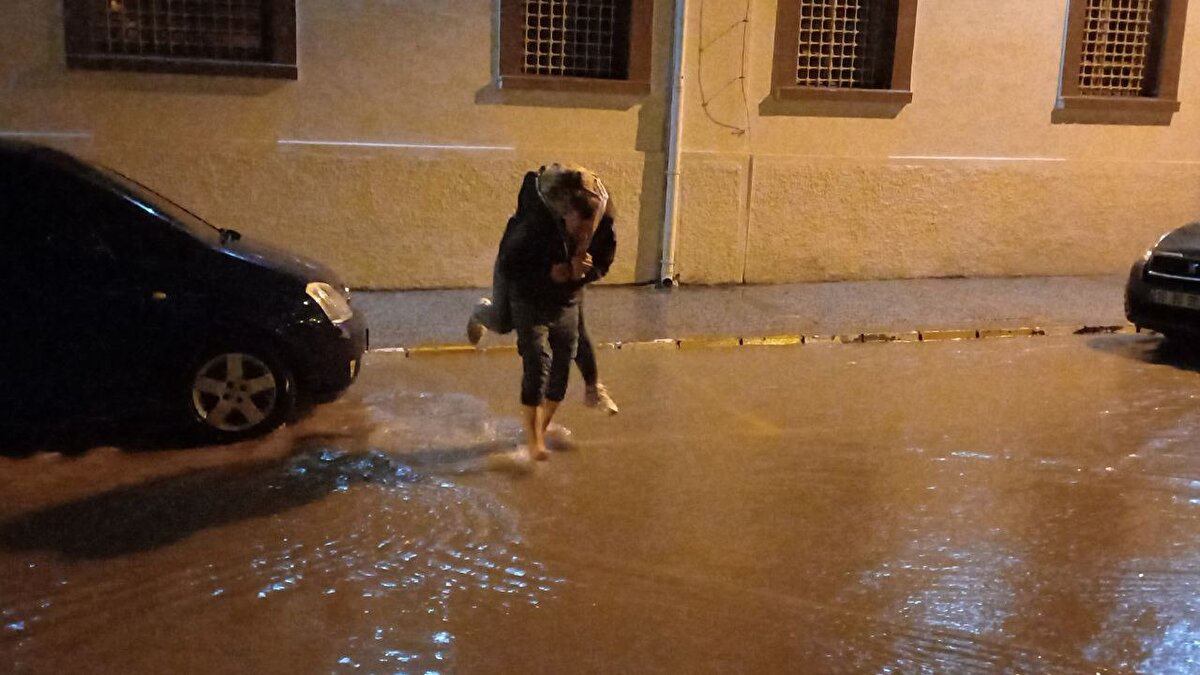 Şiddetli yağıştan en fazla etkilenen bölgeler Altıeylül ilçesine bağlı Bahçelievler ve Plevne mahalleleri oldu. Polis ekipleri bazı caddeleri ulaşıma kapadı.<br><br>