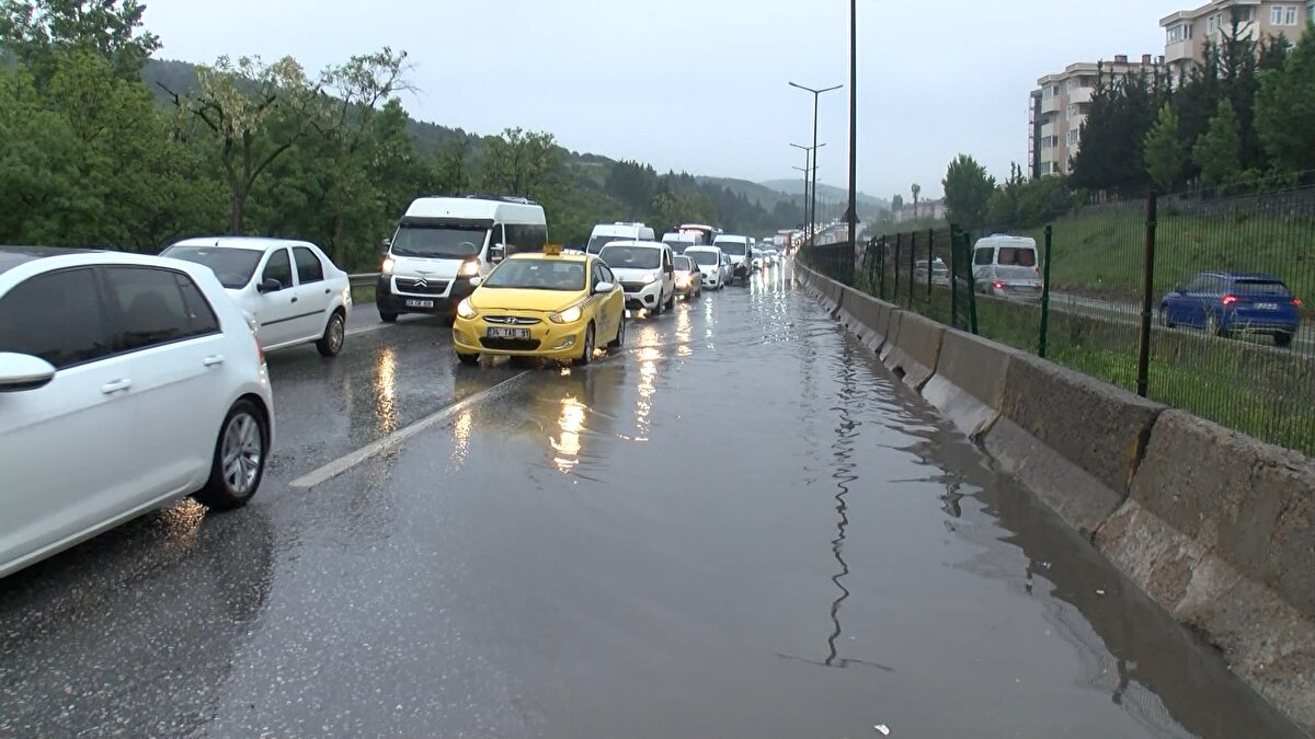 Sağlık ekipleri, hafif yaralanan 2 kişiyi ayakta tedavi etti. Trafik kontrollü olarak tek şeritten sağlandı.