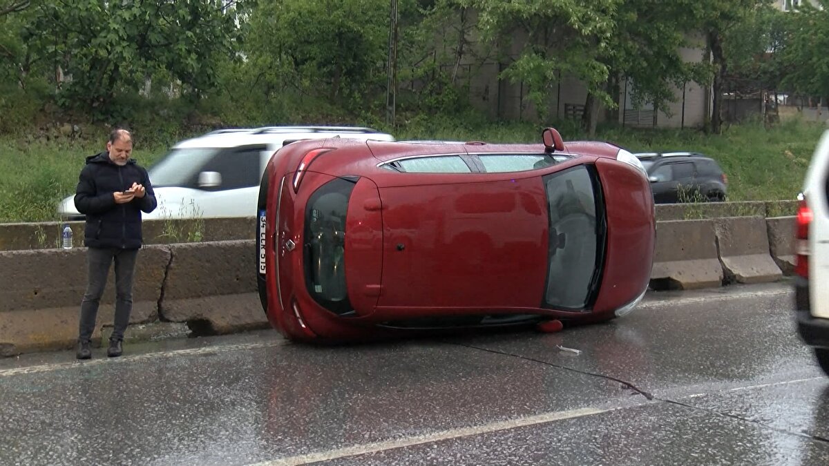 Su birikintisinin tahliyesi için bölgeye belediye ekipleri çağrıldı. Kaza nedeniyle Kartal istikametinde trafik yoğunluğu oluştu.<br><br>Otomobilin yoldan kaldırılmasının ardından trafik normale döndü. Polis ekipleri kazayla ilgili inceleme başlattı.