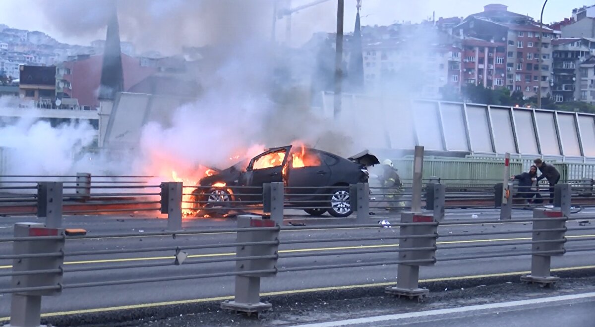 Kaza sebebiyle oluşan trafikten kaçmak için bazı sürücüler ters yönde ilerledi. İtfaiye ekiplerinin çalışmalarının ardından büyük bir kısmı yanan otomobil kaldırılarak köprü tekrardan araç trafiğine açıldı. Polis kazayla ilgili inceleme başlattı.