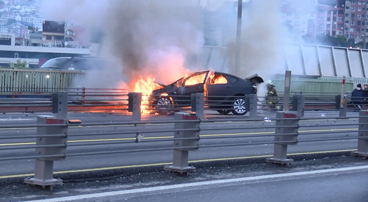 Kazayı gören başka bir otomobilin sürücü Tahsin Kaya, “Haliç Edirne yönünde gidiyorum. Bu siyah araçtaki arkadaş, sağa sola yalpalayarak gidiyor. Bariyerlere vurdu vuracak önümde. Dörtlüleri yaktım frenledim, arkadaki araçları durdurdum. Daha fazla araç kazaya karışmasın diye çünkü vurdu vuracak. Beyaz araca vurdu daha sonra çelik halatlara vurdu. O şekilde kazaya sebebiyet verdi.” dedi.