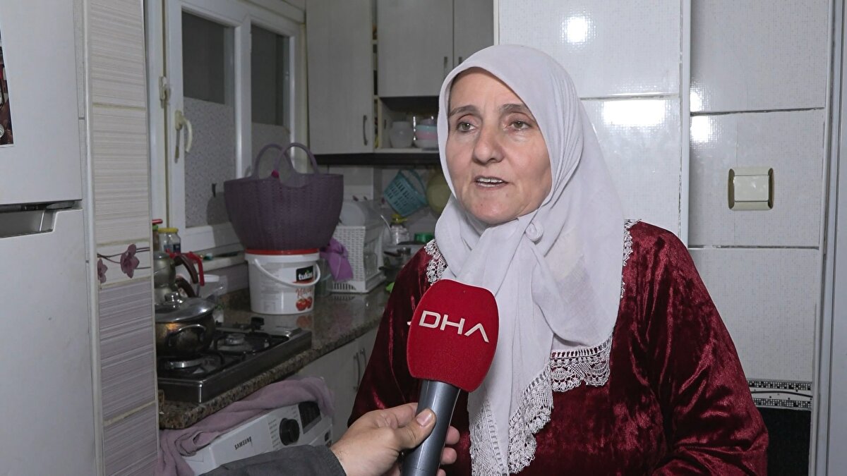 Betonunun dökülmesiyle midye kabukları ve çürüyen demirler ortaya çıktı. Dairede yaşayanlar endişeye kapılırken Kara, "Sabah saatiydi. Mutfağa geldim çay yapacaktım kendime, bir ses geldi. Sanki bina yıkıldı. Yere düştüm, baktım tavan komple yıkıldı. Ben burada 16 senedir oturuyorum. Diğer evlerin sahipleri burada değil, herkes kiracı. Ev sahipleri yurtdışında, kimse sahip çıkmıyor. Her an başıma, çocuklarımın başına bir şey gelir diye korkuyorum. Muhtarı aradım. İki adam geldi belediyeden, içeri dahi girmediler. 'Bir sıvacı çağır, sıvasın. Tamam bitti.' deyip gittiler, ilgilenmediler. Bu işlerde yetkili olanlar bizi görsün, bizi duysun, biz burada canız. Üç kızımla burada yaşıyorum. Ben 'Her an tavan düşer, neresi başıma gelir?' diye korkuyorum. İki ayrı odamız var, çaresizim. Ben zor durumdayım. Çarem olsa ben zaten çıkar giderdim. Ben buraya nasıl sıvacı getireyim. Komple yıkılmış tavan. Nasıl üstünü kapatayım. Sabahtan beri ben kendime gelemedim. Bir parça taş geldi ayağımı yaraladı." dedi.