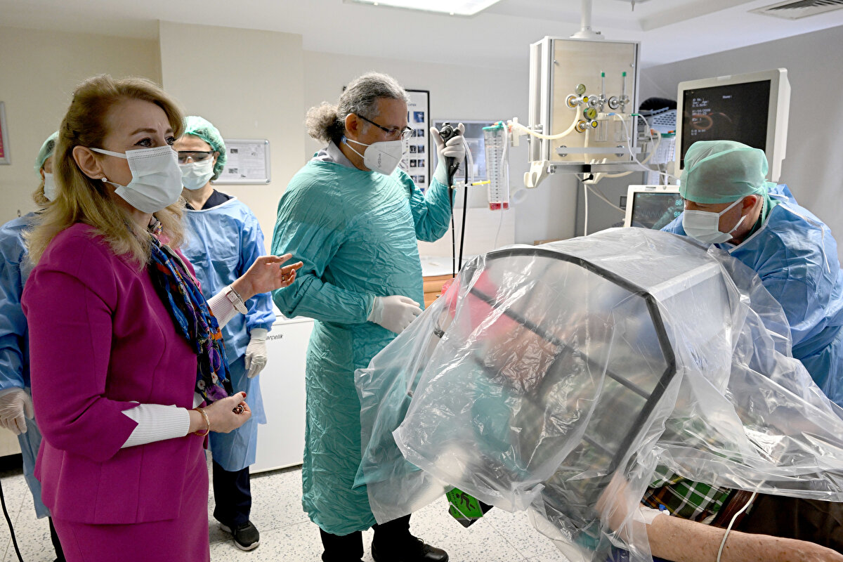 Prof. Dr. Karnak, "Bronkoskopi kabini kullanılarak yapılan girişimsel işlemlerde virüs, bakteri, mantar gibi damlacıkların bulaş riskinin yüzde 70 oranında daha az olduğunu kanıtladık. Bu çalışmamız TÜBİTAK dergisinde de yayımlandı" ifadesini kullandı.<br><br>