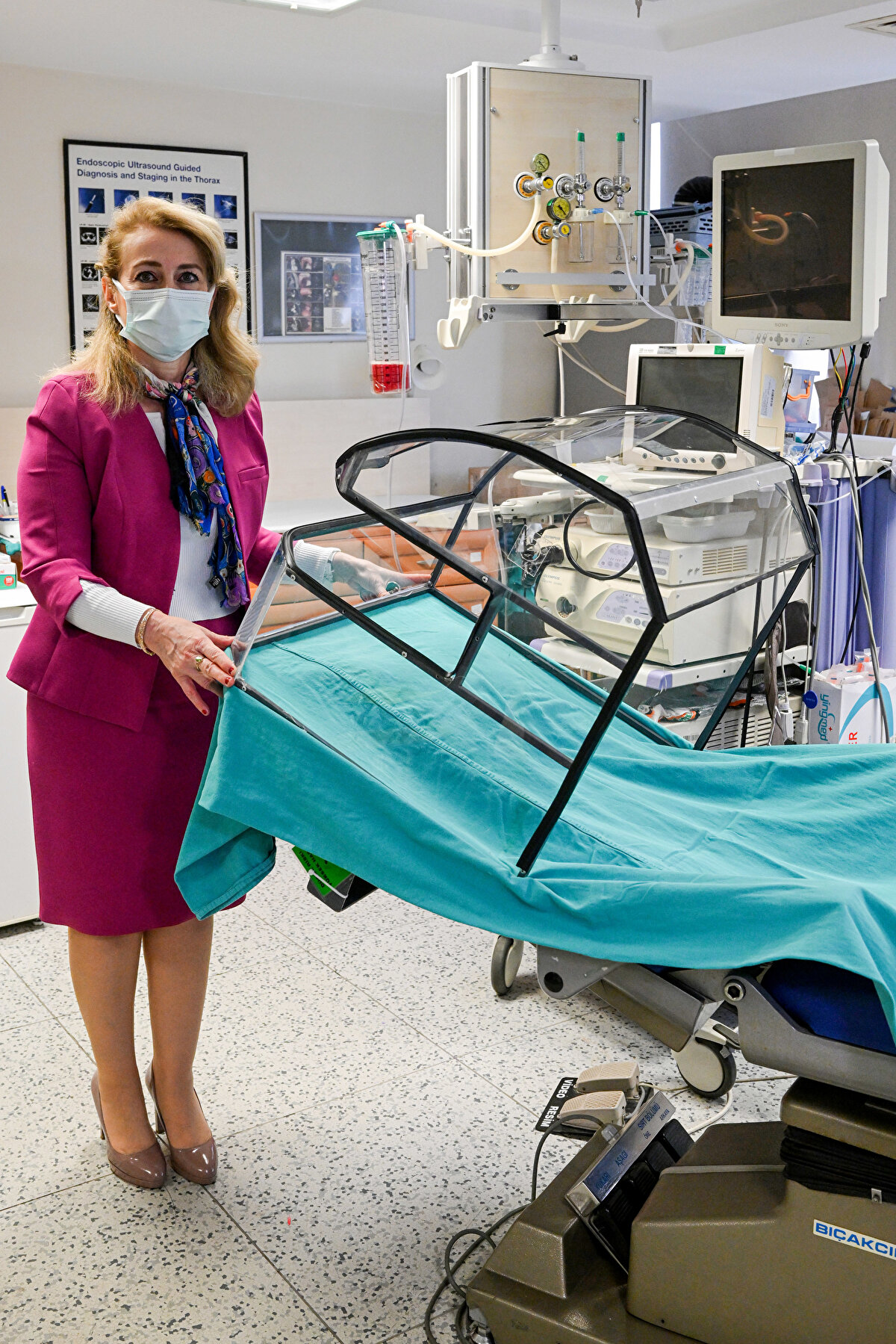 Bulaş riskine karşı girişimsel işlemin yapıldığı odanın özel UV lambaları, temizleyici filtrelerle temizlendiğini, işlem öncesi ve sonrası dezenfeksiyon işlemlerinin yapıldığını aktaran Karnak, "Tükürük parçacıklarının içinde bakteriler, virüsler, mantarlar vardır. Hapşırmayla milyonlarca, öksürmeyle ve konuşmayla da binlerce parçacık etrafa saçılır. Bronkoskopi kabini bu saçılıma engel oluyor" bilgisini paylaştı.<br><br>