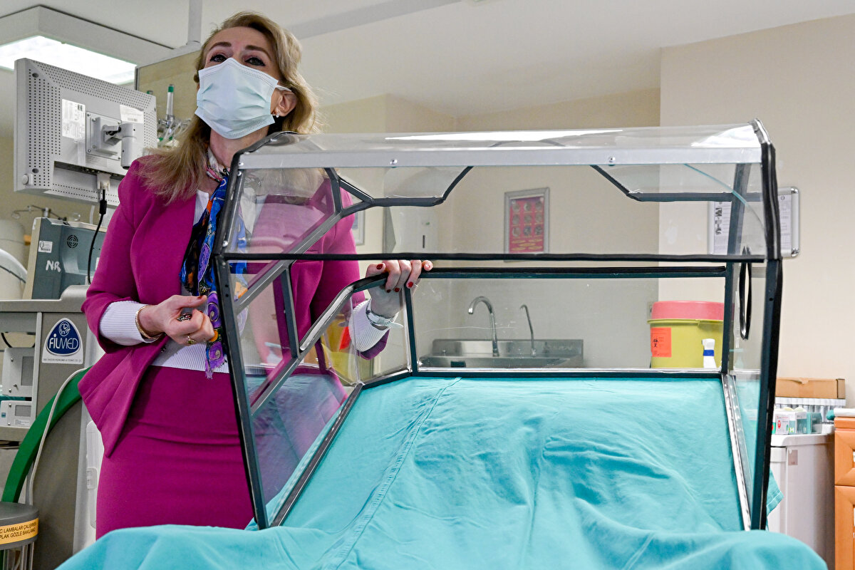 Türk Patent ve Marka Kurumuna da başvuruda bulunduklarını belirten Karnak, sözlerini şöyle sürdürdü: "Bronkoskopi kabini kısa bir süre önce faydalı model patentini aldı. Üç yıllık bir çalışmanın, emeğin sonucu oldu. Bu kabini hastalarımıza yapılan işlemlerde devamlı kullanıyoruz. Bu sayede ilk geliştirdiğimiz formu modifiye ederek ikinci formunu geliştirdik. Hatta şu an üçüncü formu üzerinde çalışıyoruz."<br><br>