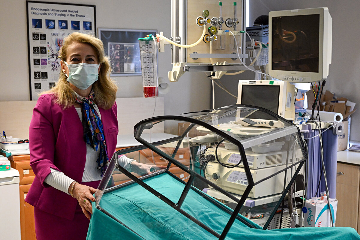 Ürünün üniversite mühendislerinin de içinde olduğu büyük bir ekip çalışmasıyla ortaya çıktığını vurgulayan Karnak, şunları kaydetti: "Bronkoskopi kabini ülkemizin yanı sıra uluslararası alanda da bir ilk, yurt dışında bir muadili yok. Dünyada entübasyon kabini var ama bu şekilde eldivenli, hastanın yalnızlık hissi olmayacağı, personelin içine elini sokabileceği formu sadece bizde var. Bu prototip formunun daha hafif ve ergonomik olmasına ilişkin de çalışmalarımız sürüyor. Hedefimiz yurt dışı patent başvurusunda bulunup seri üretime geçmek."<br><br>